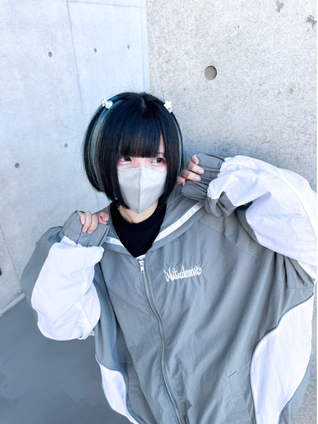 シャカった社会で無敵おジャージ(カーキグレー×白)
