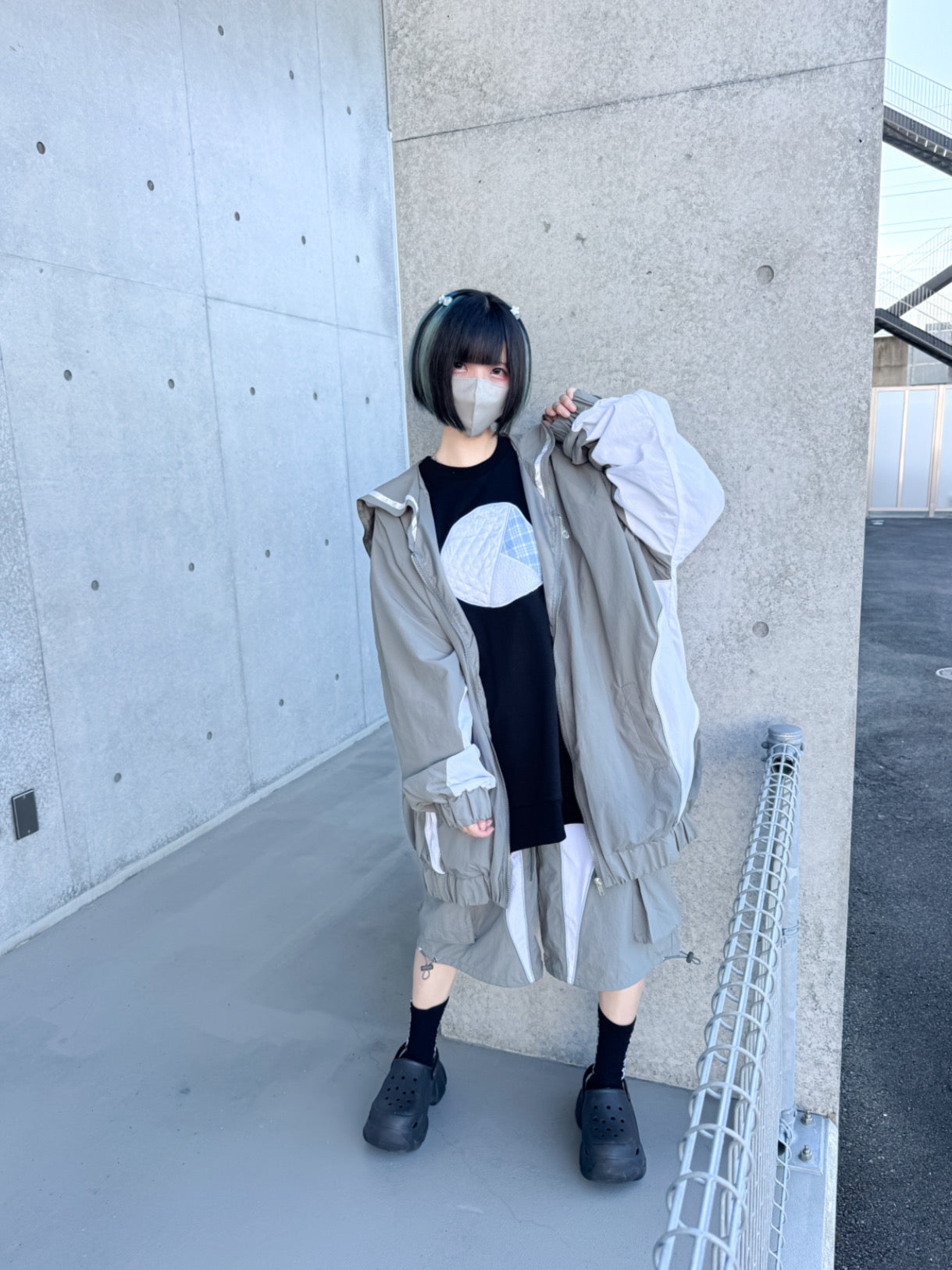 シャカった社会で無敵おジャージ(カーキグレー×白)