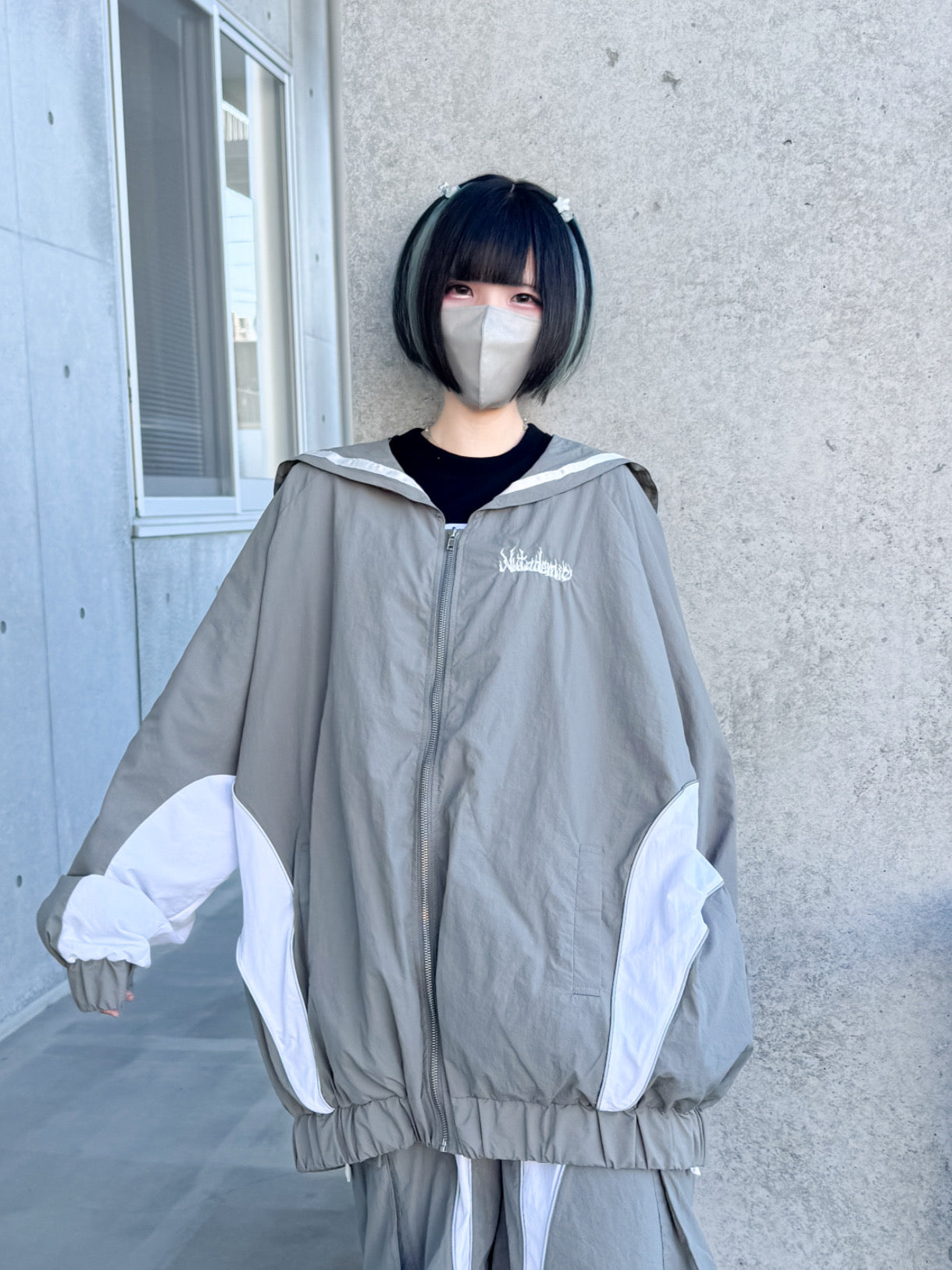 シャカった社会で無敵おジャージ(カーキグレー×白)