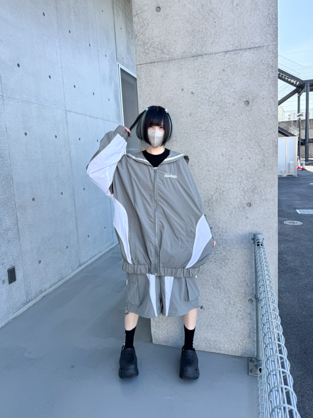 シャカった社会で無敵おパンツ(カーキグレー×白)