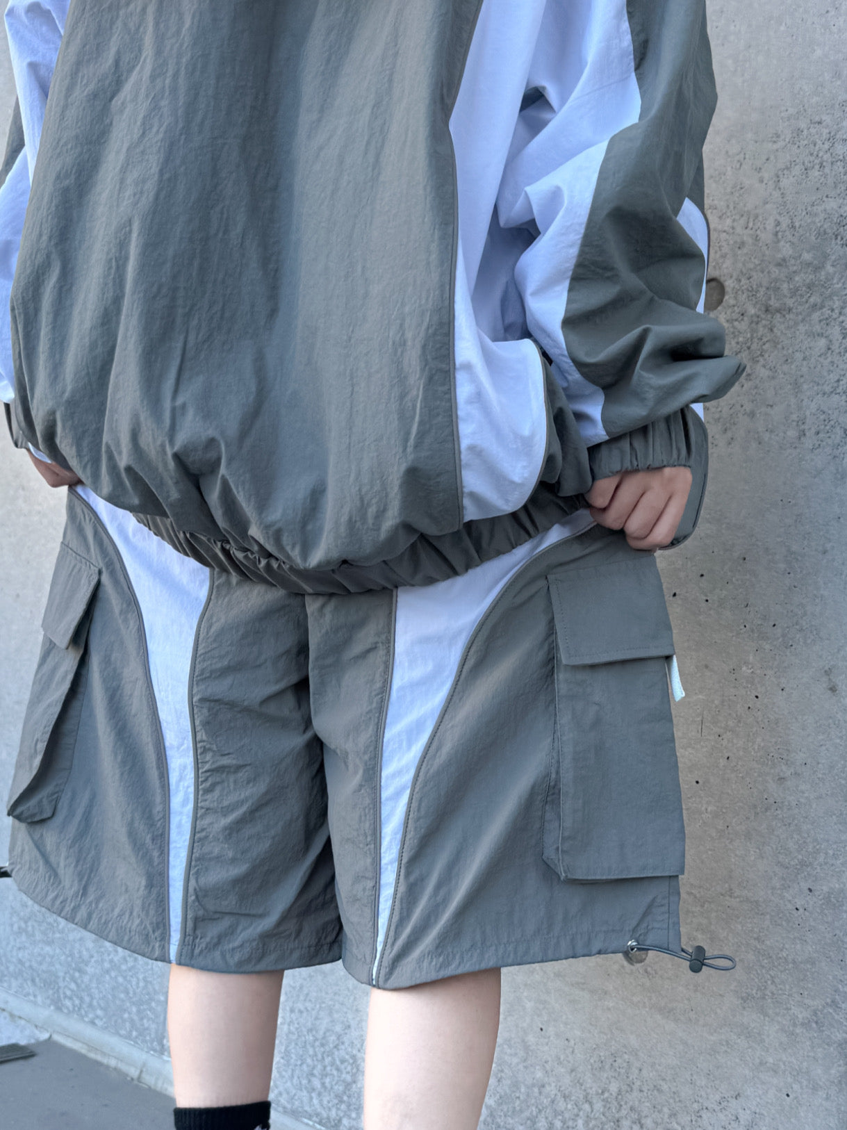 シャカった社会で無敵おパンツ(カーキグレー×白)