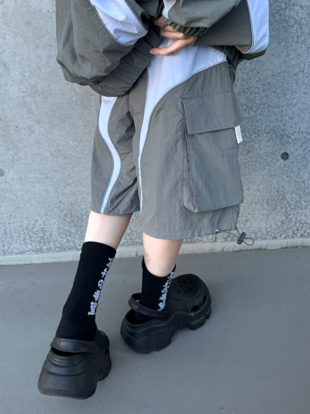 シャカった社会で無敵おパンツ(カーキグレー×白)