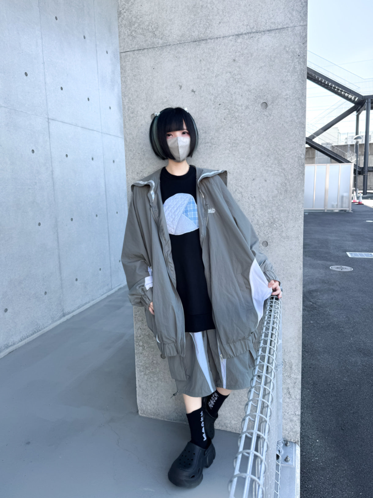 シャカった社会で無敵おジャージ(カーキグレー×白)