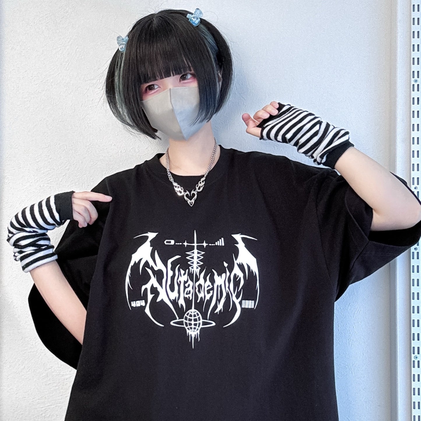世界へ羽ばたく共依存おTシャツ/black