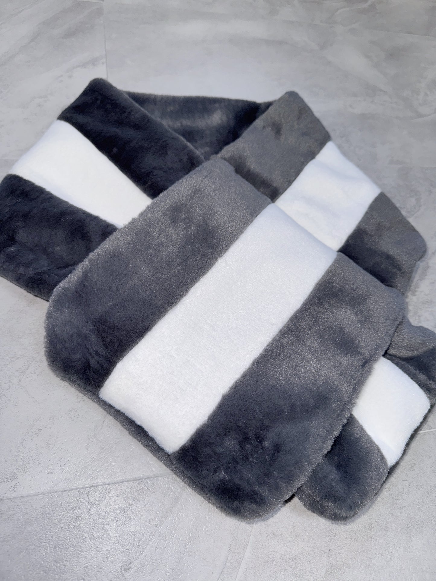 ふわふわファーできゅんですマフラー(グレー)