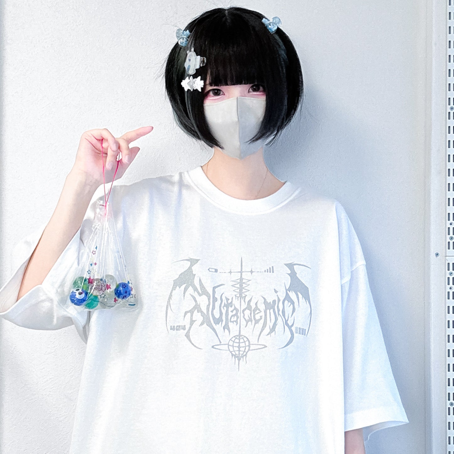 世界へ羽ばたく共依存おTシャツ/white