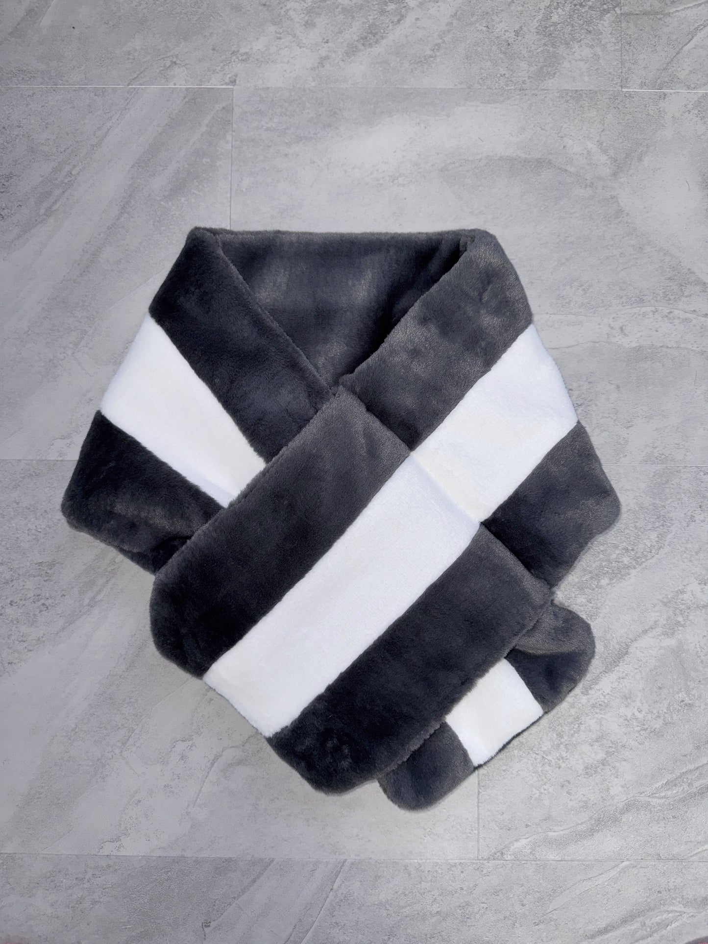 ふわふわファーできゅんですマフラー(グレー)