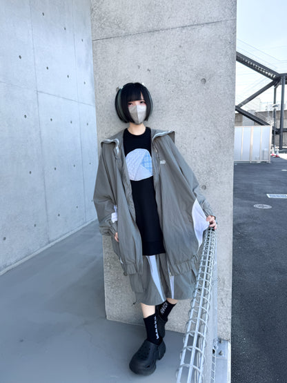 シャカった社会で無敵おジャージ（カーキグレー×白）